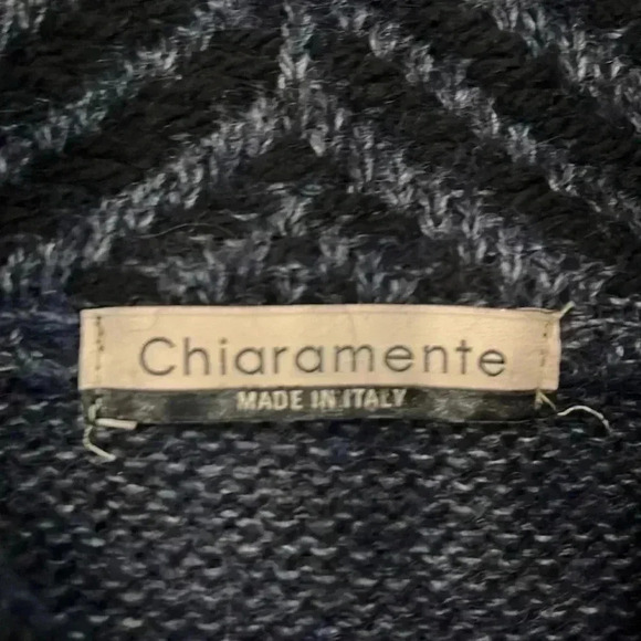 ❤️2/$50❤️[L] Chiaramente Wool Blend Gray Shrugs with buckled closure around Neck - Picture 3 of 8